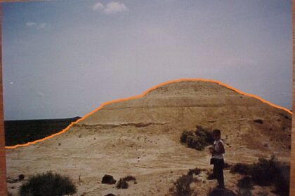 Los dimes y diretes sobre el cerro que se destaca en la meseta de la Línea Sur rionegrina, en Aguada Cecilio.