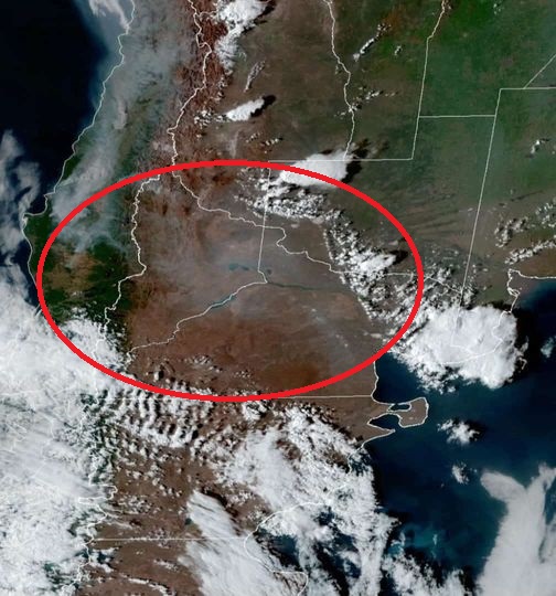 La presencia del humo y también de la formación de tormentas que pueden aliviar el combate de incendios, en la imagen satelital.