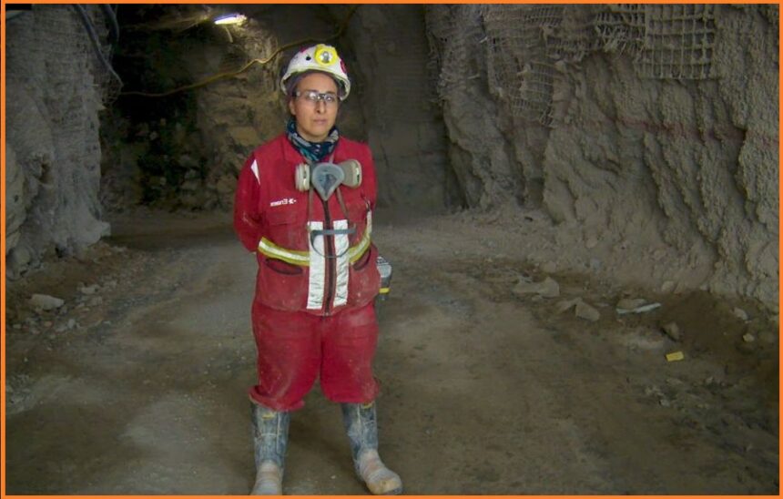 La mujer que coloca explosivos en una mina de Santa Cruz.