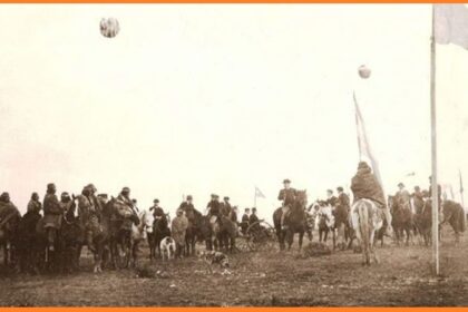 Tehuelches se suman a caballo a la celebración del 25 de mayo en 1900 en Río Gallegos