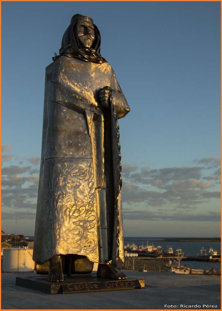 Monumento a Orkeke en Puerto Deseado, realizado por Aldo Nemesio Soto